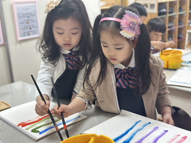 비가 옵니다~ 물감 놀이를 하고 있어요
